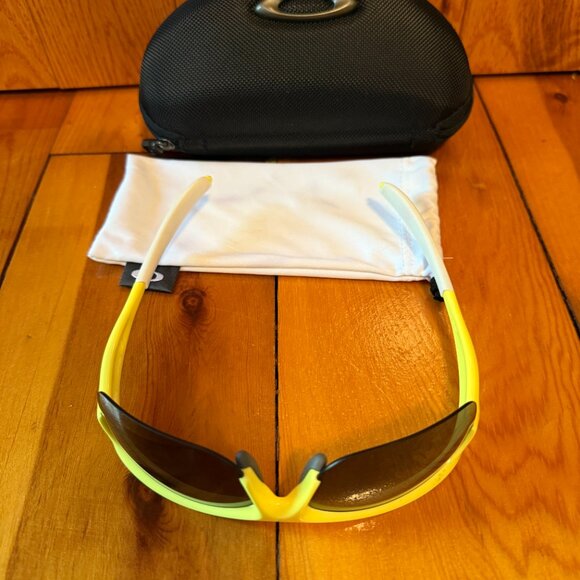 Oakley Yellow and Black Sunglasses - Picture 3 of 11